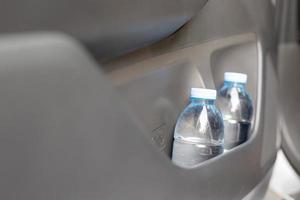 drinken water in de auto bereid voor op reis foto