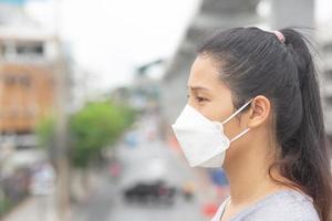 vrouw vervelend een masker naar voorkomen stof en bacterie foto