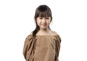 portret van glimlachen jong gelukkig Aziatisch meisje, geïsoleerd Aan wit achtergrond met knipsel pad. foto