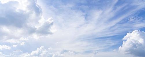 blauw lucht achtergrond met wolken. helder natuurlijk lucht foto