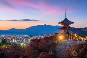 herfstkleur van de skyline van Kyoto foto