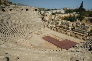 theater van myra oude stad in demre, antalya, turkiye foto