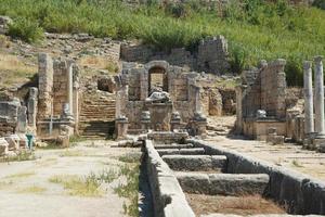 nymphaeum in perge oude stad in antalya, turkiye foto