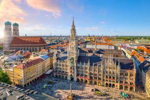 de skyline van München met het stadhuis van Marienplatz. foto