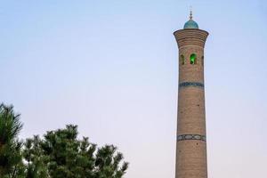 de toren van de moskee in samarkand tegen een Doorzichtig lucht foto