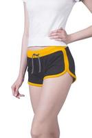 een vrouw vervelend sport- kleren met kort shorts foto