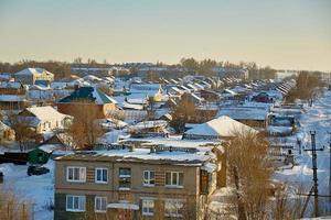 Russisch dorp in winter, niet gewist van sneeuw weg. foto