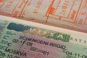 detailopname fragment van Estisch schengen Visa en postzegels in paspoort. verbod en suspensie van visa voor Russisch toeristen reizen naar Europese unie en Baltisch staten. documenten voor reizen concept. foto