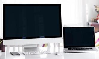 computer en laptopmodel op een bureau in een kantoor foto