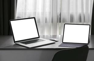 twee laptops in een donkere kamer mockup