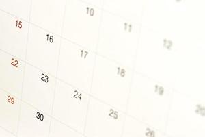 datums Aan kalender bladzijde achtergrond, close-up van getallen Aan kalender bladzijde foto