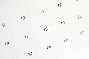 datums Aan kalender bladzijde achtergrond, close-up van getallen Aan kalender bladzijde foto