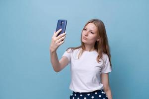 mooi Kaukasisch meisje nemen selfie foto, fotograferen haarzelf foto