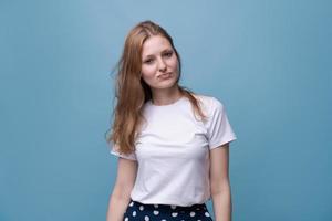 hoofdschot portret gelukkig jong vrouw in wit t-shirt en polka punt rok foto