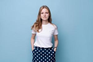 hoofdschot portret gelukkig jong vrouw in wit t-shirt en polka punt rok foto