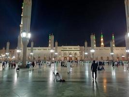 medina, saudi Arabië, okt 2022 - mooi visie van masjid al nabawi Madinah in nacht lichten. masjid al nabawi medina presenteert een heel mooi tafereel in de nacht lichten. foto