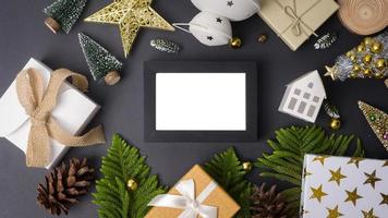 Kerstmis decoraties Aan zwart achtergrond foto