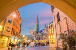 de skyline van München met het stadhuis van Marienplatz foto