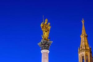 beroemde gouden engel van vrede standbeeld in München foto