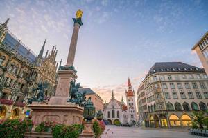 de skyline van München met het stadhuis van Marienplatz foto