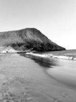 zwart-wit foto van kust