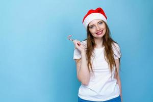 nieuw jaar en kerstmis, vakantie concept glimlachen jong vrouw in de kerstman claus hoed foto