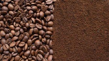 beeld van koffie bonen en grond ogenblik koffie. achtergrond van koffie bonen en koffie poeder foto