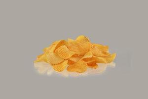 aardappel chips geïsoleerd Aan grijs achtergrond met reflectie foto