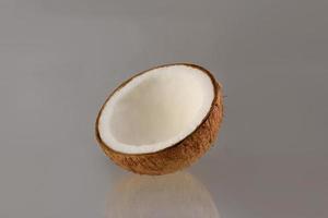 kokosnoot voor de helft isoleren. kokosnoot geïsoleerd Open kokosnoot. foto