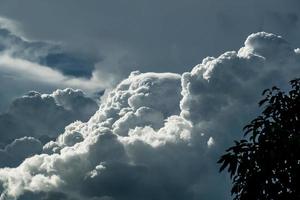 pluizige witte wolken foto