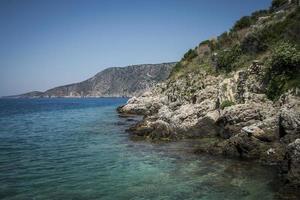rotsachtig zeegezicht Aan de kusten van Griekenland foto