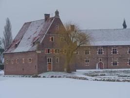 winter tijd Bij Raesfeld kasteel foto
