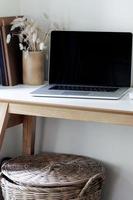 laptop mockup in een thuiskantoor foto