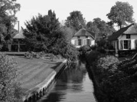 schattig dorp in de Nederland foto