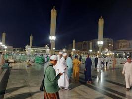 medina, saudi Arabië, okt 2022 - mooi visie van masjid al nabawi Madinah in nacht lichten. masjid al nabawi medina presenteert een heel mooi tafereel in de nacht lichten. foto