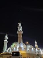 medina, saudi Arabië, okt 2022 - een mooi visie van de minaretten en koepel van de quba moskee in medina, saudi Arabië Bij nacht. foto