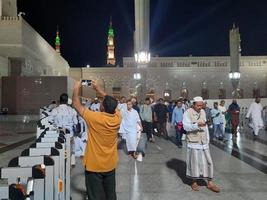medina, saudi Arabië, okt 2022 - mooi visie van masjid al nabawi Madinah in nacht lichten. masjid al nabawi medina presenteert een heel mooi tafereel in de nacht lichten. foto