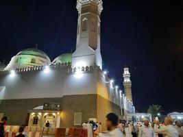 medina, saudi Arabië, okt 2022 - een mooi visie van de minaretten en koepel van de quba moskee in medina, saudi Arabië Bij nacht. foto