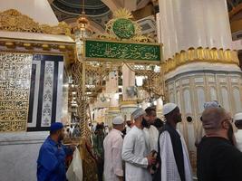 medina, saudi Arabië, okt 2022 - moslim pelgrims zijn gaan naar bezoek roza rasool Bij masjid al nabawi medina. foto
