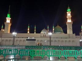 medina, saudi Arabië, okt 2022 - mooi visie van masjid al nabawi Madinah in nacht lichten. masjid al nabawi medina presenteert een heel mooi tafereel in de nacht lichten. foto