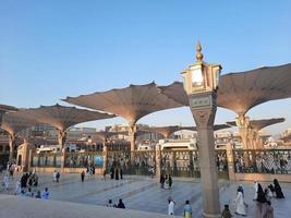 medina, saudi Arabië, okt 2022 - een mooi visie van profeet moskeeën buitenste binnenplaats en elektronisch paraplu's. foto