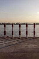 de 5 ijzer polen Aan de haven loopbrug waren gebruikt voor koppelverkoop boten. foto