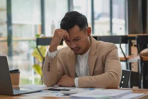 concept burn-out syndroom. zakenvrouw voelt zich ongemakkelijk bij het werken. die wordt veroorzaakt door stress, opgebouwd door onsuccesvol werk en minder rustend lichaam. raadpleeg een gespecialiseerde psychiater. foto