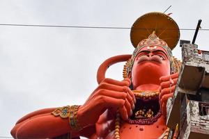 groot standbeeld van heer Hanuman in de buurt de Delhi metro brug gelegen in de buurt karol zak, Delhi, Indië, heer Hanuman groot standbeeld aanraken lucht foto