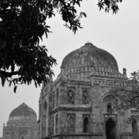 mughal-architectuur in lodhi-tuinen, delhi, india, prachtige architectuur in de moskee met drie koepels in lodhi-tuin zou de vrijdagmoskee zijn voor vrijdaggebed, lodhi-tuingraf foto