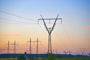 mooi hoog voltage ijzer transmissie lijn in de avond in de zonsondergang lucht. landschap avond en draden en macht lijnen. foto