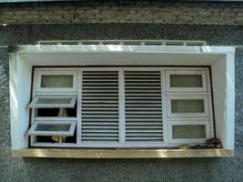 jengki bouwkundig wit venster met hout in een huis een van de geslaagd zakenlieden van zijn tijdperk foto