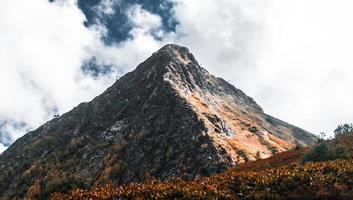 oranje en grijze berg