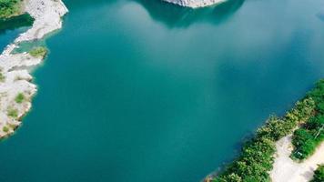 Doorzichtig blauw water, kralen, het was allemaal een droom. foto