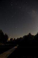 nacht sterrenhemel lucht in bergen foto